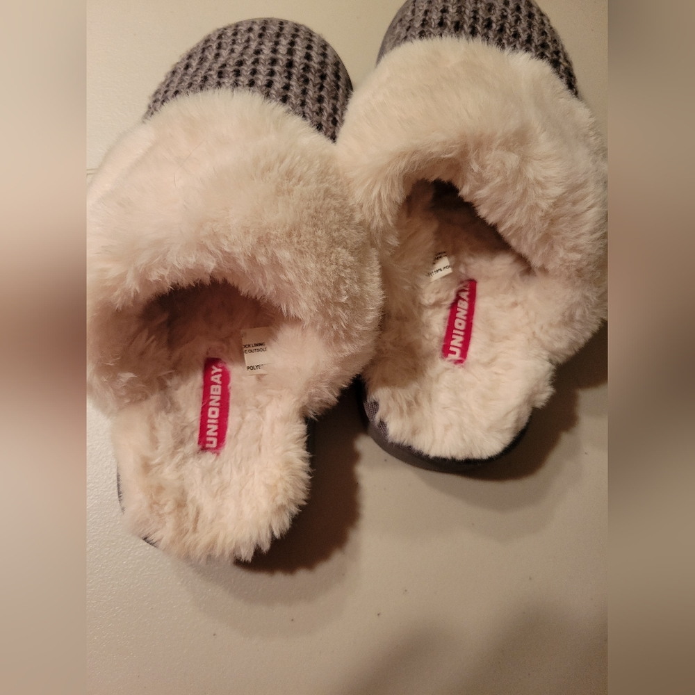Union Bay Womens Love Faux Fur Sweater Slippers.  Gray   Womens Size 8 - Picture 3 of 8